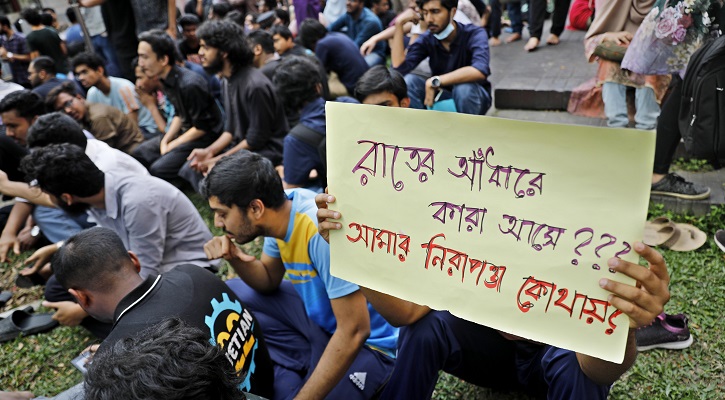 শুক্রবার বিকেলে বুয়েট ক্যাম্পাসের শহীদ মিনারের সামনে সাধারণ শিক্ষার্থীদের বিক্ষোভ